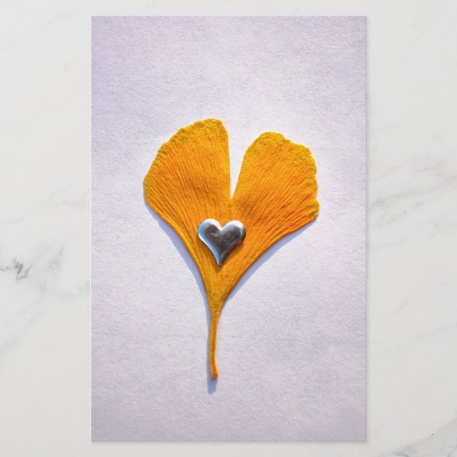 buntes Ginkgoblatt mit Metallherz, (Vorderseite)