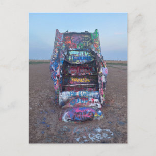 Buntes Graffiti-bedecktes Wrackauto Postkarte
