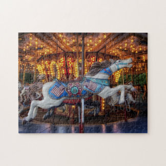 Buntes Karussell-Pferd und fröhliche gehen Runde