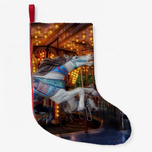 Buntes Karussell-Pferd und fröhliche gehen Runde Kleiner Weihnachtsstrumpf