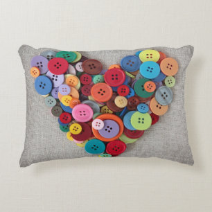 Buntes Knopf-Herz Zierkissen