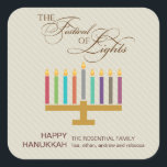 Buntes Menorah Chanukka Quadratischer Aufkleber<br><div class="desc">Ist hier eine Spaßgraphik suchen nach einem Chanukka-Aufkleber. Ein buntes menorah hebt eine gestreifter Taupe farbige Platte mit einem verzierten "Festival der Lichter" in einer typografischen Behandlung oben hervor. Eine kundengebundene Mitteilung des Special geht darunterliegend. Groß als Umschlag Aufkleber oder für das Haften auf Feiertagspaketen oder -geschenken. Verfügbar in den...</div>