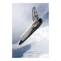 Buran-Raumflugzeug beim Sinkflug durch die Wolken