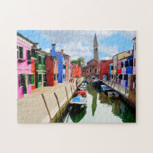 Burano, Italien - farbenfrohe Häuser und Bootkanal