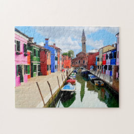 Burano, Italien - farbenfrohe Häuser und Bootkanal