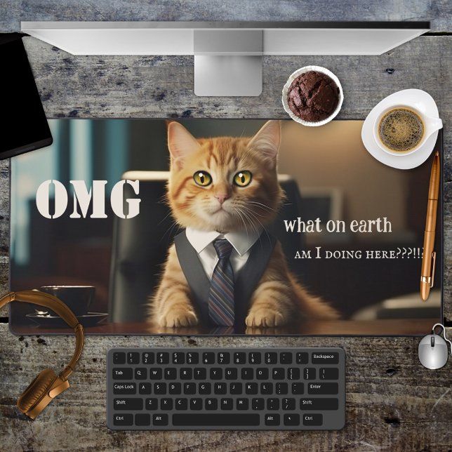 Bureau de chat drôle (Desk mat featuring a cute cat in office outfit behind a desk and your custom funny (or other) texts)