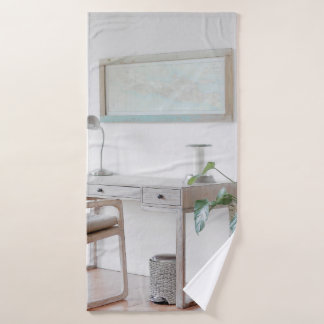 BUREAU VIDE PRÈS DU RIDEAU