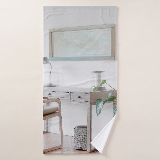 BUREAU VIDE PRÈS DU RIDEAU (Serviette de bain)