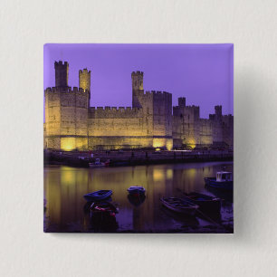 Burg Caernarfon bei Nacht, Gwynedd, Wales Button