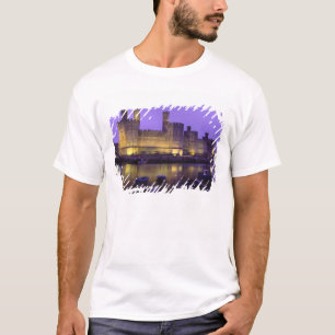 Burg Caernarfon bei Nacht, Gwynedd, Wales T-Shirt