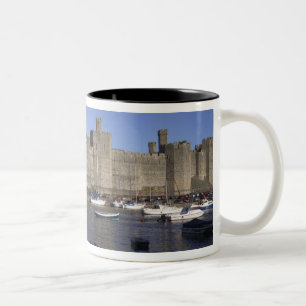 Burg Caernarfon, Gwynedd, Wales (RF) Zweifarbige Tasse
