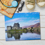 Burg Eilean Donan Schottische Sehenswürdigkeiten<br><div class="desc">Dieses Rätsel zeigt ein Originalfoto einer der berühmtesten Burgen im schottischen Hochland,  der Eilean Donan Castle,  die im Wasser von Loch Duich reflektiert</div>