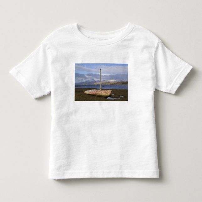 Burg Stalker mit Fischerboot im Schloss Kleinkind T-shirt (Vorderseite)
