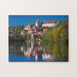 Burg und Abtei am Fluss