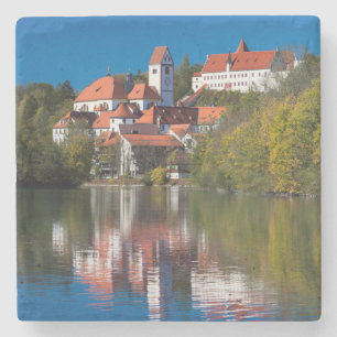 Burg und Abtei am Fluss Steinuntersetzer
