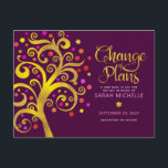 Burgund Bat Mitzvah ändert Pläne Gold Tree of Life Einladungspostkarte<br><div class="desc">Achten Sie darauf, dass alle Ihre Freunde und Verwandten den Meilenstein Ihrer Tochter Bat Mitzvah feiern können, unabhängig von den aktuellen unvorhergesehenen globalen Umständen. Versenden Sie atemberaubende, grafische Imitate Goldfolienbaum mit funkelnd Rosa, Orange und Rot Star of David und Dot "Blätter" auf einem lila bordeauxfarbenen Hintergrund, personalisierte Ankündigung "Programmwechsel" Postkarte....</div>