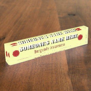 Burgund Blume Ribbon von Kenneth Yoncich Namensplakette