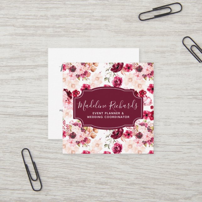 Burgund & Blush Bloral mit Social Media Icons Quadratische Visitenkarte (Vorderseite/Rückseite Beispiel)