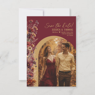 Burgund-Boho-Chic-Wildblumen-Bogenfoto-Hochzeit Save The Date