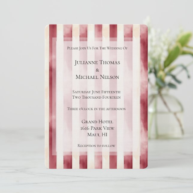 Burgund Cream Romantische Streifen Hochzeit Einladung (Stehend Vorderseite)
