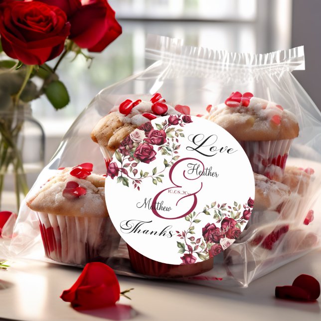 Burgund Floral Moderne Skripthochzeit Runder Aufkleber (Von Creator hochgeladen)