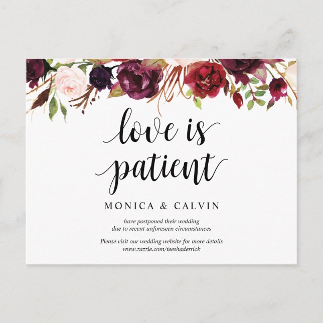 Burgund Florals, Einladung zur Hochzeit verschoben Postkarte (Vorderseite)
