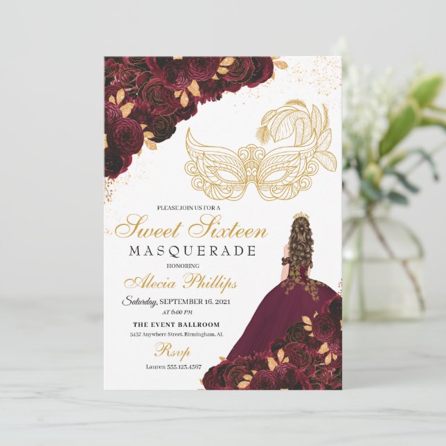 Burgund Gold Glitzer Sweet 16 Masquerade Einladung (Stehend Vorderseite)