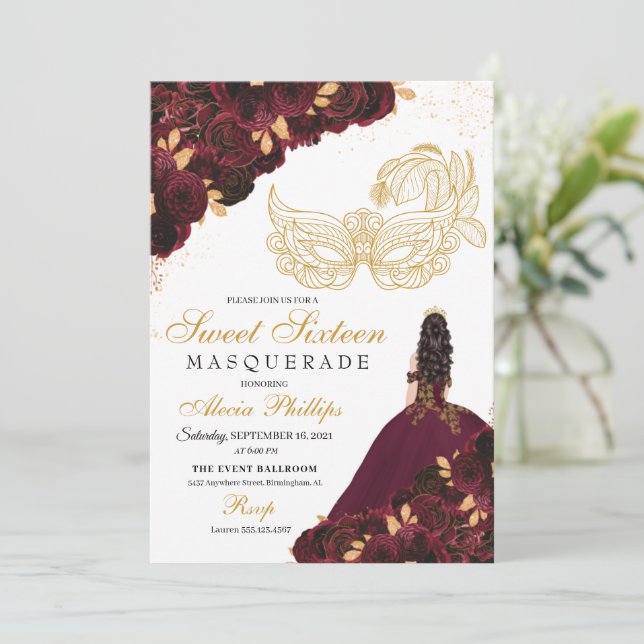 Burgund Gold Glitzer Sweet 16 Masquerade Einladung (Stehend Vorderseite)