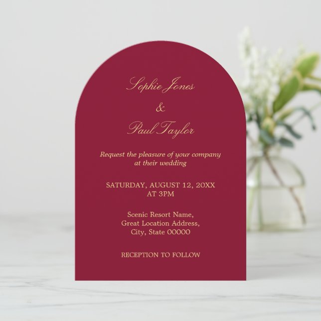 Burgund Golden Beige Arch Wedding Einladung (Stehend Vorderseite)