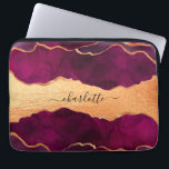 Burgund lila Goldagate Marmor Rose Goldname Laptopschutzhülle<br><div class="desc">Ein bordeauxrotes,  lila und Imitat goldenes Age,  Marmorsteindruck als Hintergrund Persönlich machen und Ihren Namen hinzufügen. Der Name wird mit einem modernen handgeschriebenen Stilskript mit Swashes geschrieben. Um die Swashes behalten,  löschen Sie nur den Beispielnamen,  verlass die Leerzeichen oder Emoji's vor und nach dem Namen.</div>