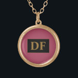 Burgund mit Gold-Initialen Vergoldete Kette<br><div class="desc">Diese Halskette zeichnet sich durch reiche bordeauxfarbene und goldene Initialen aus und schafft so ein einzigartiges und raffiniertes Aussehen,  das jedes Outfit ergänzt. Passen Sie es mit Ihren Initialen oder denen eines geliebten Menschen an,  sodass es ein bedeutendes Accessoire oder ein herzliches Geschenk ist.</div>