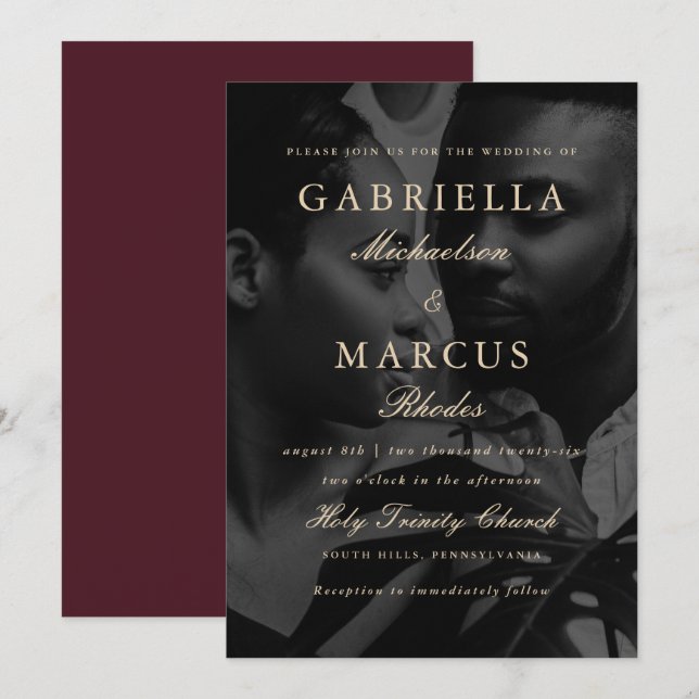 Burgund mit Typografy Overlay Foto Wedding Einladung (Vorne/Hinten)