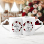 Burgund Red & Pink Boho Rose 25 Jahre Jubiläum Liebestassen<br><div class="desc">Dieses wunderschöne Tasse Set ist als Jubiläumsgeschenk für Ihr Lieblingspärchen konzipiert. Das rustikale,  schicke Design mit einem Kranz aus handgemalten Aquarellfarben in Bordeaux-,  Rot- und Rosatönen,  Eukalyptus-Blätter und Gartengrün. Der Text enthält ihre Namen und lautet: Liebe,  Lachen & Tränen für 25 Jahre!</div>
