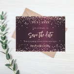 Burgund-Rose-Gold-Geburtstag Save The Date<br><div class="desc">Modernes und elegantes Save the Date für eine 50. Geburtstagsfeier. Ein tiefburgundischer Hintergrund. Dekoriert mit Rose Gold Konfetti. Personalisieren und hinzufügen von Datum,  Ort,  Name und Alter. Rose goldfarbener Text.</div>