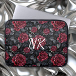 Burgund-Rose mit schwarzem Hintergrund Mit Monogra Laptopschutzhülle<br><div class="desc">Hübsche bordeauxfarbene Rose und Blätter mit einem schwarzen Hintergrund nahtlos blumengeschmückten Auto mit Monogramm Laptop-Ärmel.</div>