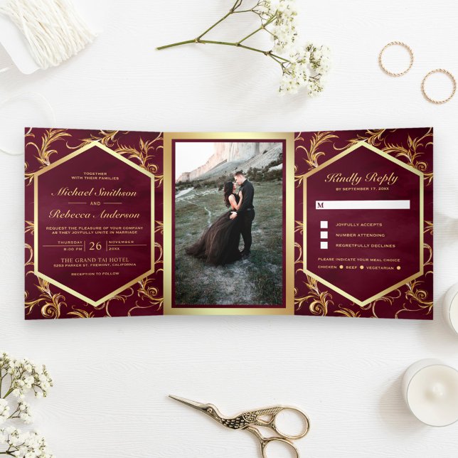 Burgund und Gold Blüh Swirl Wedding Foto Dreifach Gefaltete Einladung (Von Creator hochgeladen)