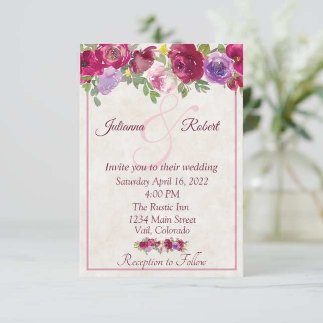 Burgund und lila Blumenbudget Hochzeitseinladung Einladung (Stehend Vorderseite)