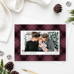 Burgund und Silver Tartan Kariertes Foto Folien Feiertagskarte<br><div class="desc">Die klassische und elegante Weihnachtskarte "Happiest Holidays" mit ihrem Foto, das von einem festlichen und rustikalen burgundischen Rotwein- und Schwarztartan-karierten Muster mit echten Silberfolienakzenten gerahmt ist. Personalisieren Sie Ihre Urlaubsstimmung, die moderne Familiensignatur in der Schrift, das Jahr, und wählen Sie eine zusätzliche Nachricht auf der Rückseite der Karte. Auf der...</div>