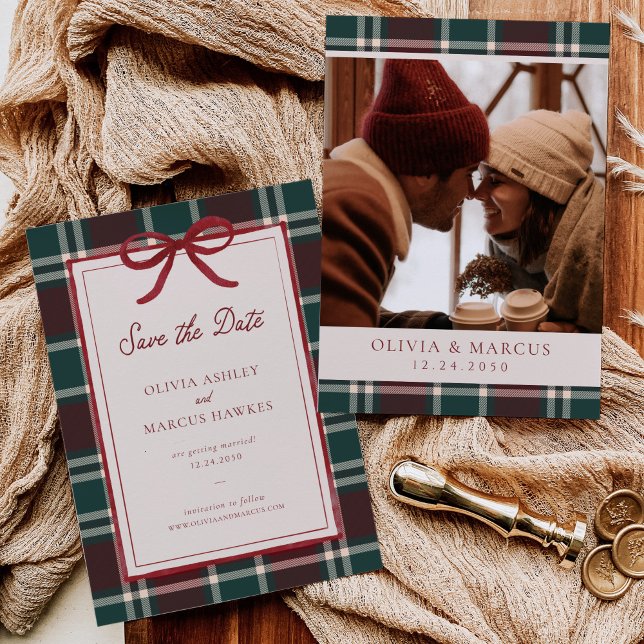 Burgunder-grüner Karo-Weihnachtsbogen Hochzeit Save The Date (Burgundy green plaid Christmas save the date with red bow, elegant winter holiday announcement.)