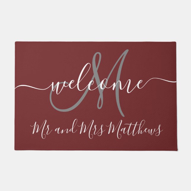 Burgunder-Herr und Frau Monogram Script Wedding Fußmatte (Vorderseite)