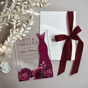 Burgunder-Maroon-Kleid und florales 50. Geburtstag Acryleinladungen