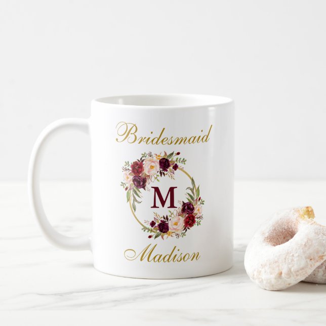 Burgunderblumengoldbrautjungfern-Monogramm Kaffeetasse (Mit Donut)