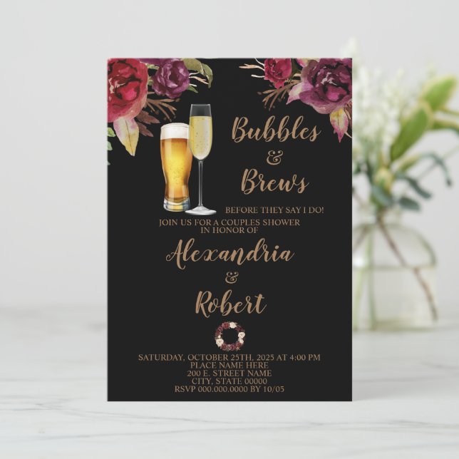 Burgunderrot | Bubbles & Brews Paare Polterabend Einladung (Stehend Vorderseite)