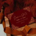 Burgundi Gold Floral Save the Date Card<br><div class="desc">Diese bordeauxrote, floralfarbene Save the Date-Karte bietet eine wunderschöne, dunkle Merlot-Kulisse mit eleganter Goldkalligraphie und vergoldeten Blumenverzierungen. Die Juwelengeschichte und die goldenen botanischen Boho-Akzente sowie die minimale delikate Schrift schaffen eine königliche und romantische moderne Ästhetik, die ein perfektes Gleichgewicht zwischen klassischem Vintagem und zeitgenössischem lässige schafft und somit eine einfache...</div>