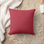 Burgundrot Kissen<br><div class="desc">Burgundy roten Vollfarbe und eine Textvorlage. Klicken Sie auf Personalisieren,  um Ihre eigenen kurzen Wörter hinzuzufügen,  oder kaufen Sie es,  wie es ist.</div>