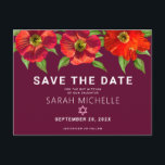 Burgundy Bat Mitzvah Rett Datum Wasserfarbe Einladungspostkarte<br><div class="desc">Achten Sie darauf, dass alle Ihre Freunde und Verwandten den Meilenstein Ihrer Tochter Bat Mitzvah feiern können! Versenden Sie diese schicke, atemberaubende, rot blumenfarbene Wasserfarbe mit modernem san serif type vor bordeauxfarbenem Hintergrund, personalisierte "Save the Date" Ankündigungskarte. Personalisieren Sie den benutzerdefinierten Text mit dem Namen und Datum Ihres Bat Mitzvah....</div>