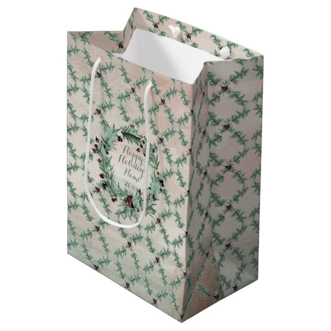 Burgundy Berry Holly Pine Mittlere Geschenktüte (Vorderseite Schrägansicht)