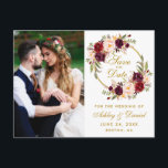 Burgundy Blumenschreath Gold Save the Date Foto Postkarte<br><div class="desc">Wasserfarbe Burgund Marsala Blumenstrauß Gold Save the Date Foto Verlobung Ankündigung Postkarte</div>
