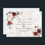 Burgundy Blush Blume Gold Glitzer Marmorhochzeit Save The Date<br><div class="desc">Elegantes Design mit farbenbordeauxroten Blume und grünen Blätter, vergoldetem Rahmen aus Imitat, Blumenspalte auf weißem Marmorboden... Auf der Rückseite sind die gleichen Blume auf dem gleichen Marmorboden. Verwenden Sie das Tool Personalize, um Ihre Informationen hinzuzufügen, Schriftart zu ändern, die Farben des Schriftartes zu ändern. Für passende Artikel, besuchen Sie bitte...</div>