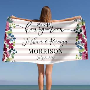 Burgundy Blush Blume mit Streifen Flitterwochen Strandtuch